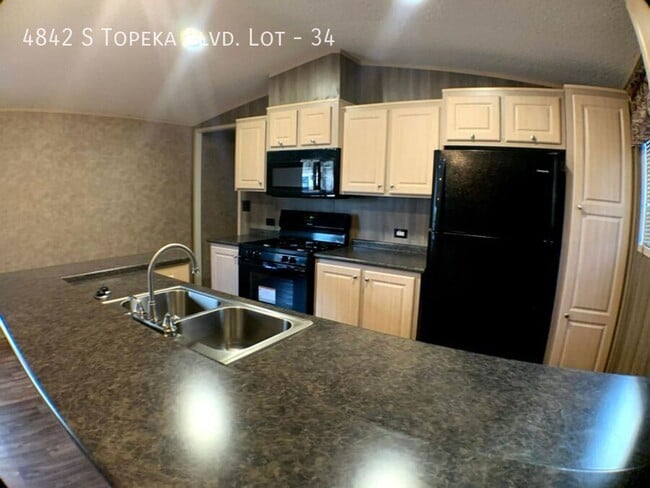 Building Photo - 4842 SW Topeka Blvd