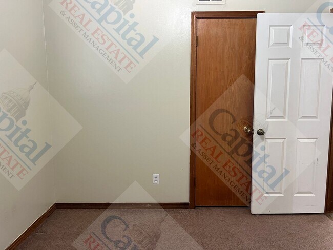 Building Photo - Cute Home Available!