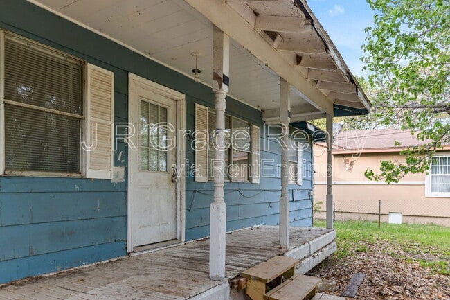 Building Photo - 4404 Pecan Ln