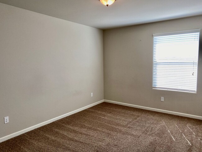 Building Photo - $2,300 Barstow & DeWolf 3 Bedroom - Commun...