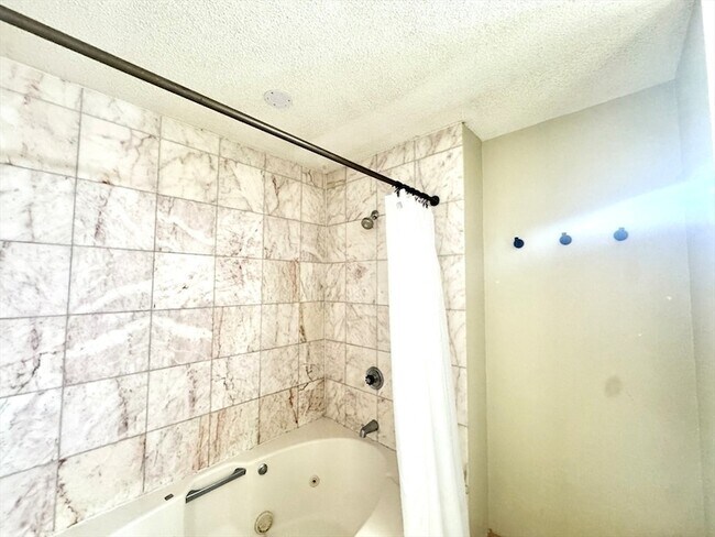 Building Photo - 147 Kelton St