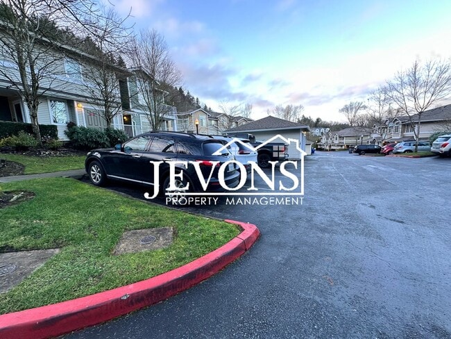 Building Photo - Experience this beautiful SeaTac single-family home with an equipped kitchen, high ceilings, near...