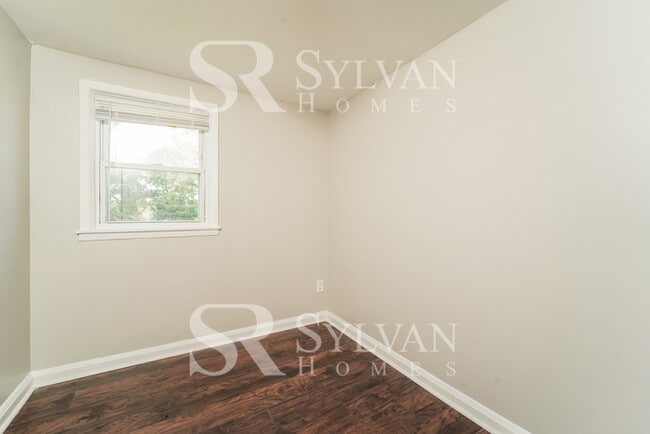 Building Photo - The living is easy in this 3 bedroom, 1 bathroom townhome