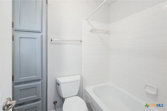 Building Photo - 703 Ivy Ct