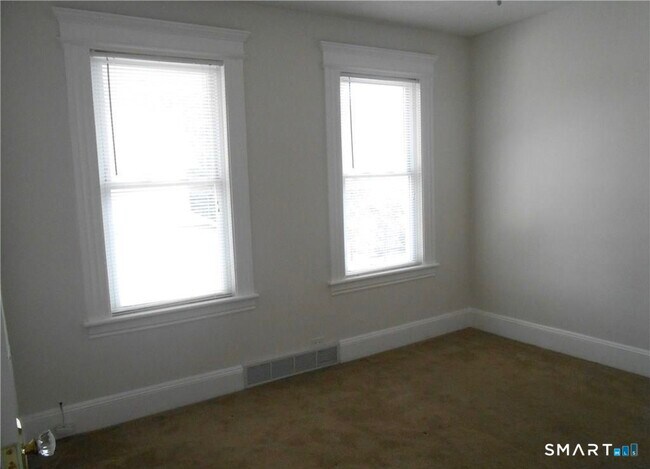 Building Photo - 166 Booth St