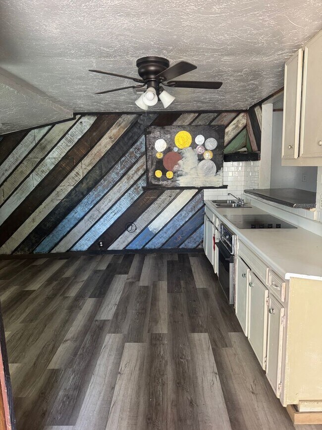 Building Photo - Adorable 1/1 bathroom fenced in yard