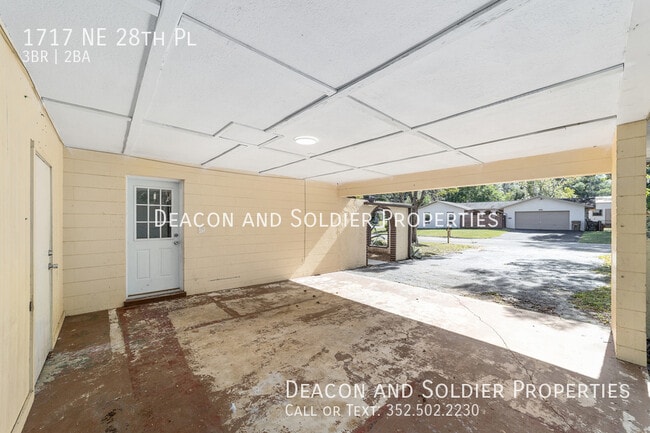 Building Photo - 1717 NE 28th Pl