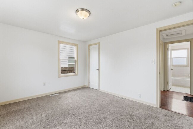 Building Photo - Charming 4 Bed, 2 Bath w/ Garage! *SPECIAL...