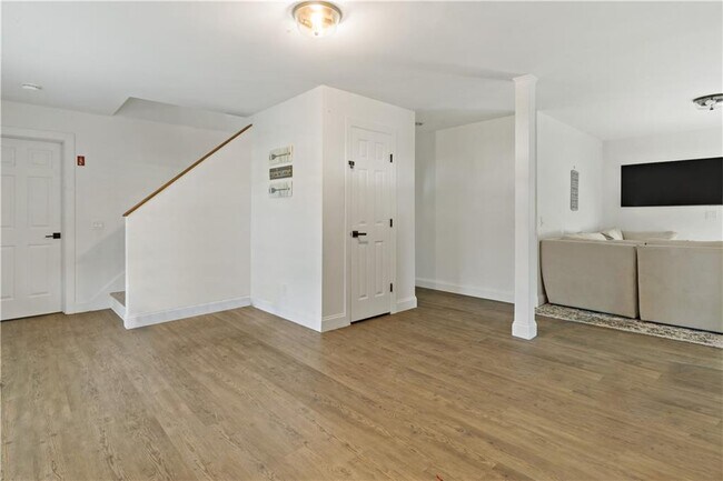 Building Photo - 11 Defelice Rd