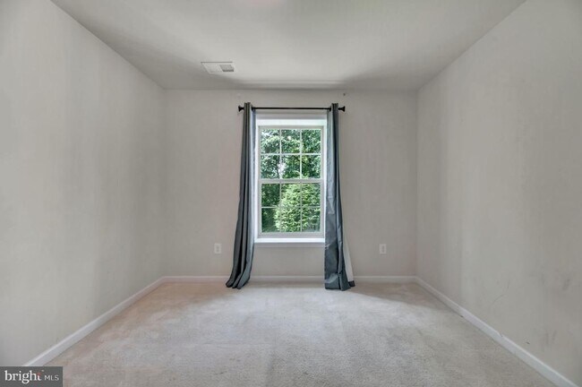 Building Photo - 8008 Hubble Dr