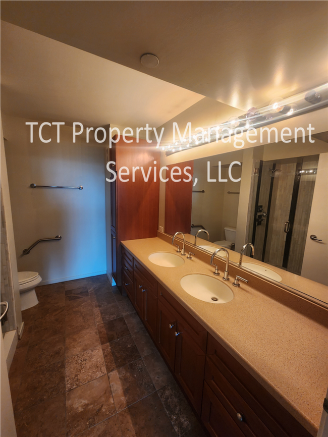 Building Photo - Stunning 1 Bedroom Condo with Rooftop Pool!