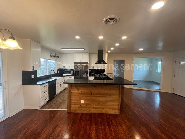 Building Photo - 1770 Luxton St