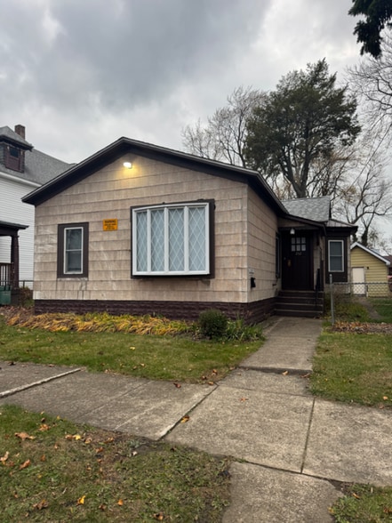 Primary Photo - 252 W 3rd St