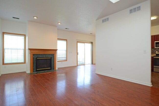Building Photo - Beautiful 3-Bed 3-Bath Townhouse in Shakopee - Available Now!