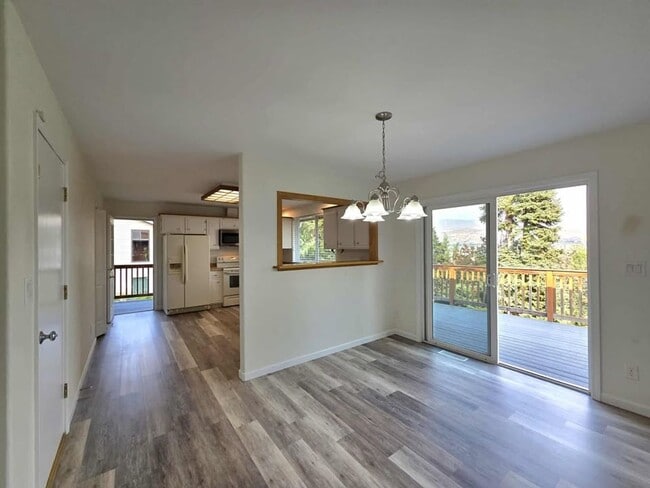 Building Photo - Stunning 4 Bedroom, 3 Bathroom Home, with ...