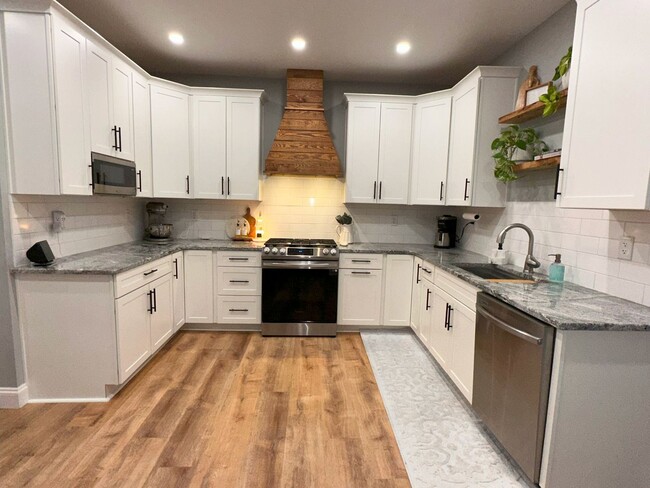 Building Photo - 1 Mile to Country Club! Sleeps 10!