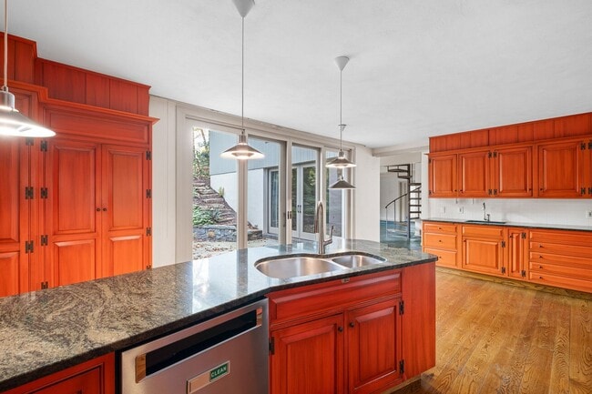 Building Photo - Mid Centurty Modern Home