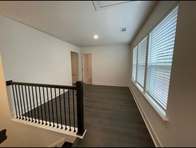 Building Photo - Beautiful end unit townhouse in the Townes...