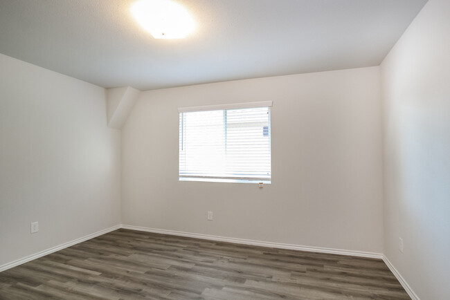 Building Photo - 8638 Doris Oaks Cir