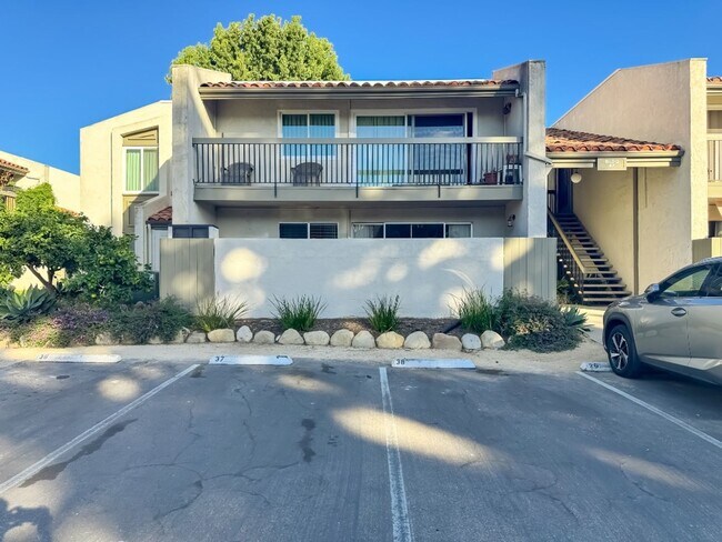 Building Photo - Bright single level 2 bed 1 bath Condo