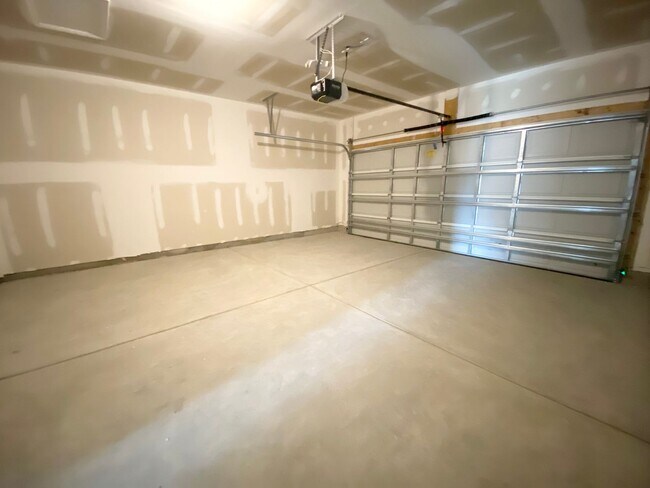 Building Photo - LIKE NEW home in a new subdivision!