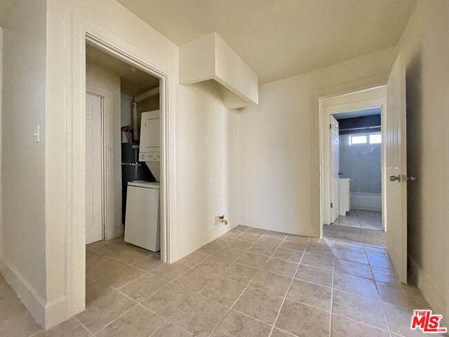 Building Photo - 711 W 54th St