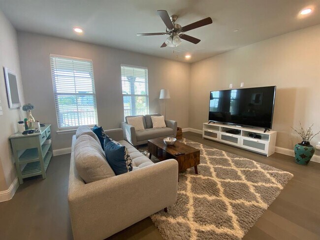 Building Photo - 2008 Naples Dr