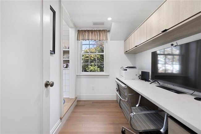 Building Photo - 9 Anthony St