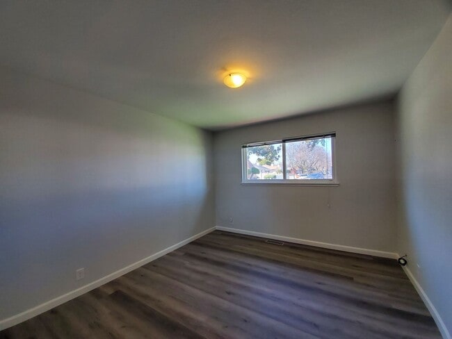 Building Photo - Remodeled 2 bedrom duplex centrally locate...