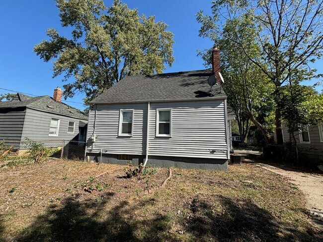 Building Photo - 747 Gardendale St
