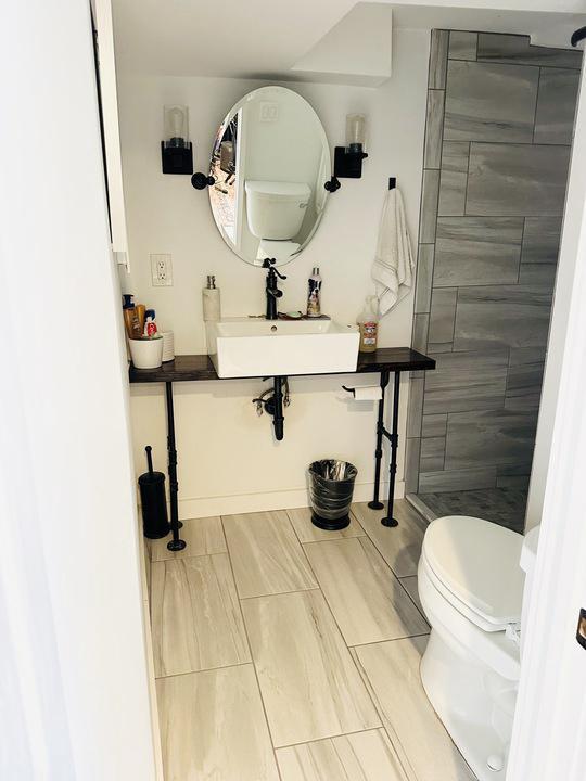 Building Photo - 1911 D St NE