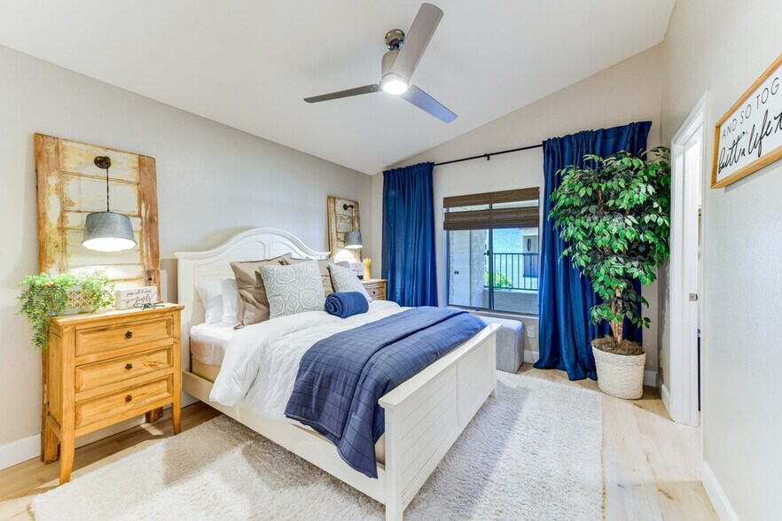 Building Photo - 1120 N Val Vista Dr