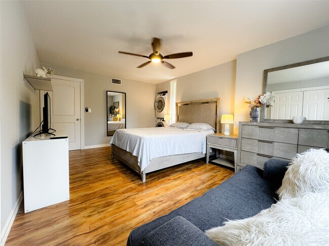 Building Photo - 637 S Ripple Creek Dr