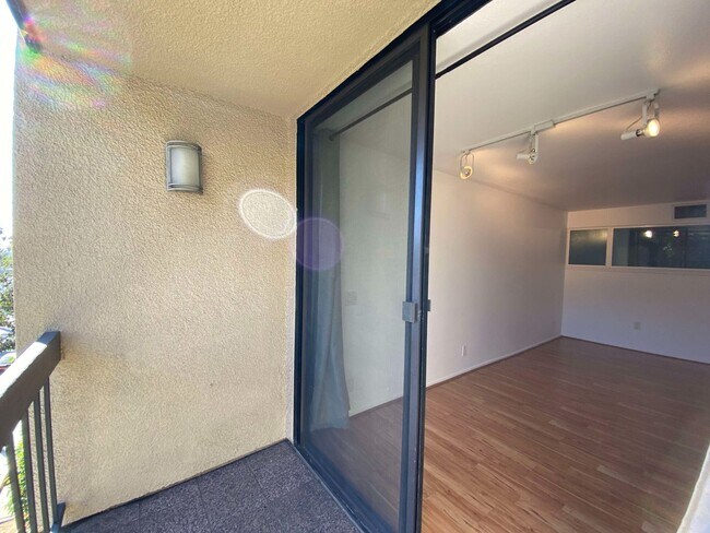Building Photo - Fantastic 1 bed and 1 Bath with balcony an...
