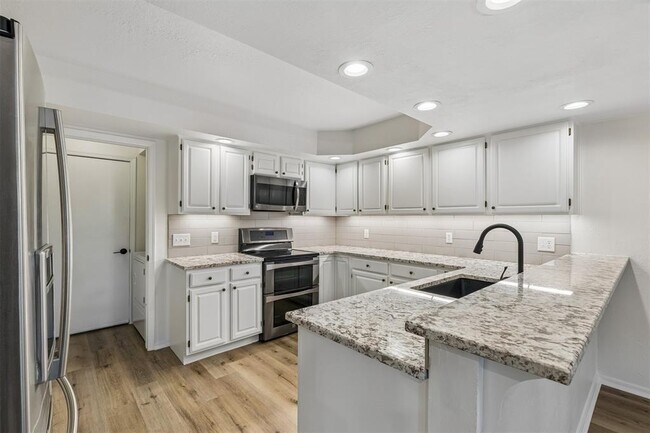 Building Photo - 11819 Red Oak Way