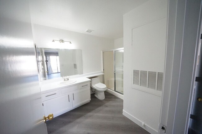 Building Photo - SHOWINGS AVAILABLE NOW