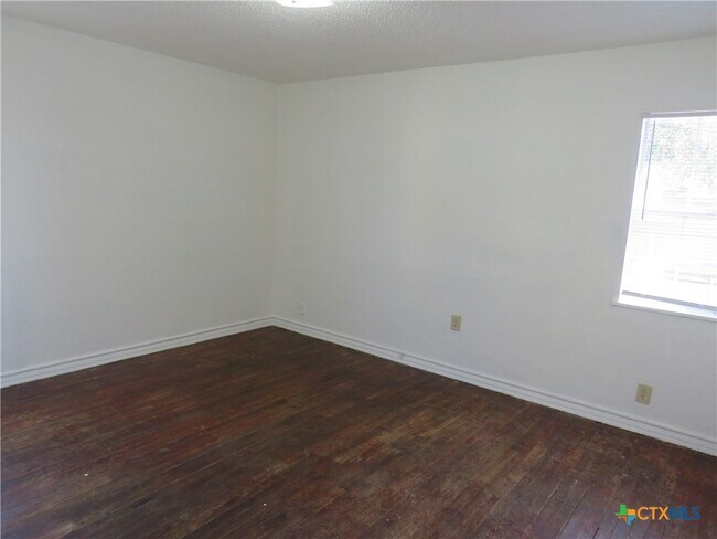 Building Photo - 1305 S 5th St