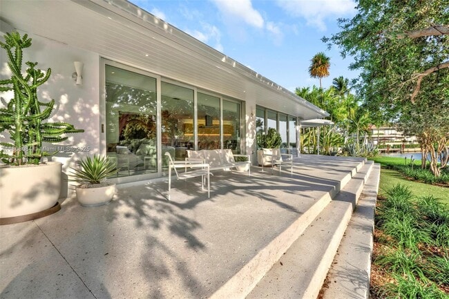 Building Photo - 250 Knollwood Dr