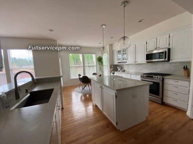 Building Photo - Beautiful Federal Way home you don't want to miss