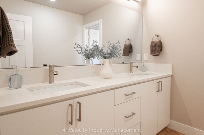 Building Photo - Brand New SE Bend Home!
