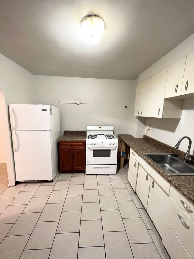 Building Photo - Spacious 3 or 4 Bedroom 2 Bathroom Available in Oakland, Modern Updates and Great Front Porch and...