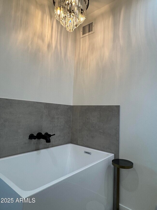 Building Photo - 3749 E Laurel Ln