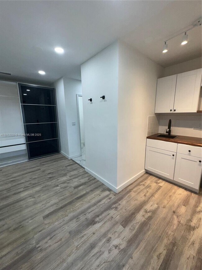 Building Photo - 1510 Normandy Dr