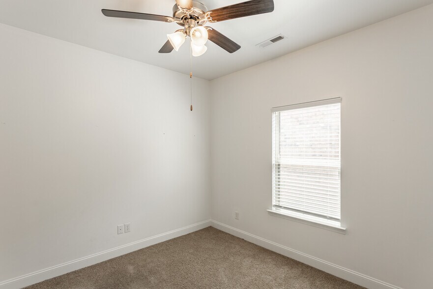 Building Photo - 308 River Rock Dr