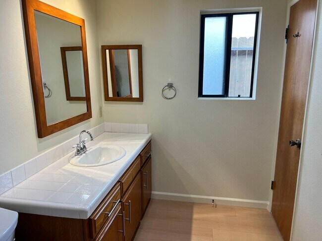 Building Photo - Grand Ave Barakat