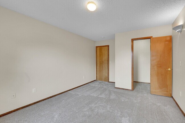 Building Photo - $2,895, 4 bed, 3 bath, located in Westmins...