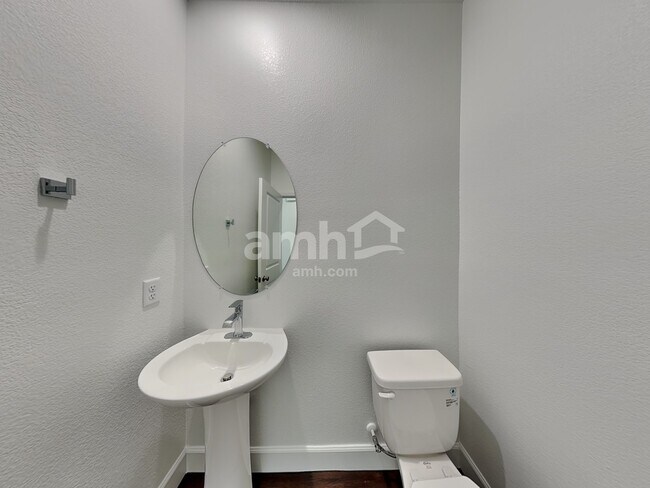 Building Photo - 831 Longwood Gdns St