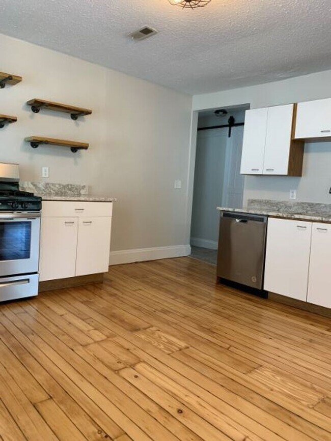 Interior Photo - 2471 W11