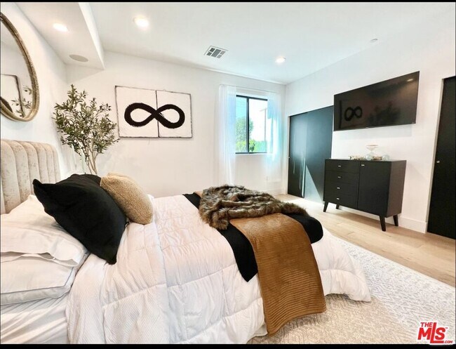 Building Photo - 11326 Victory Blvd