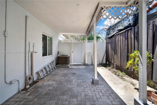 Building Photo - 5901 SW 45th St